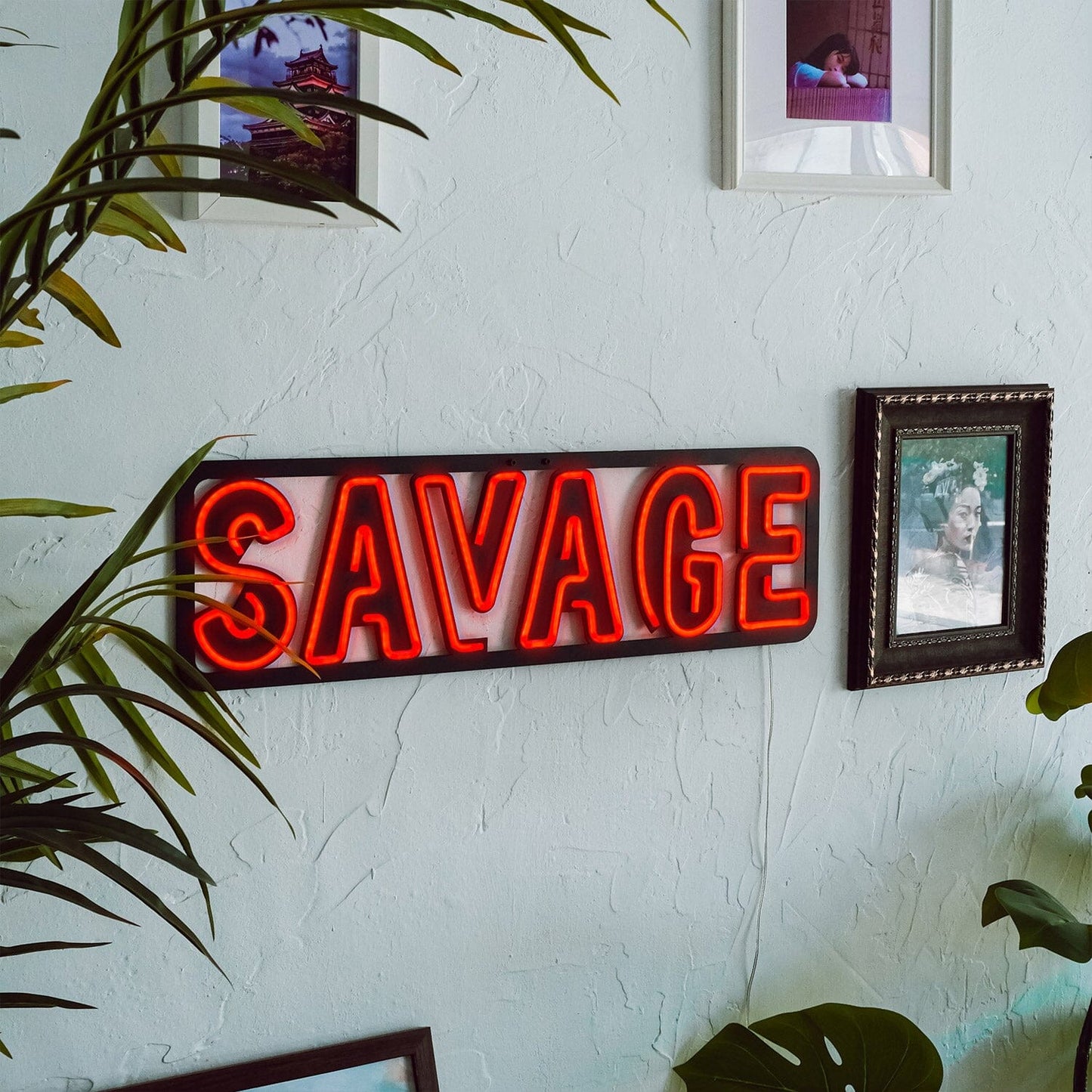 Savage Neon kunst aan de muur