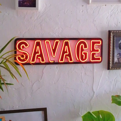 Savage Neon kunst aan de muur